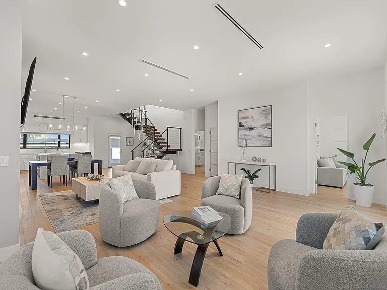 4386 Newport Ave — Photo 11