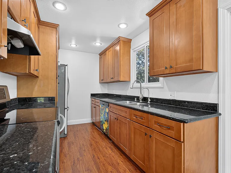 2045 Larsen Ct — Photo 10