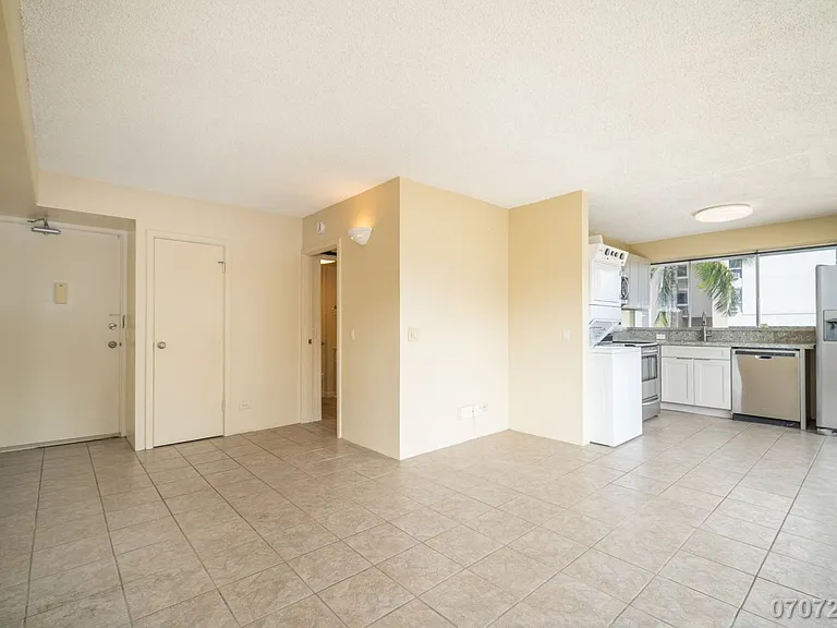 419 Keoniana St #501 — Photo 8