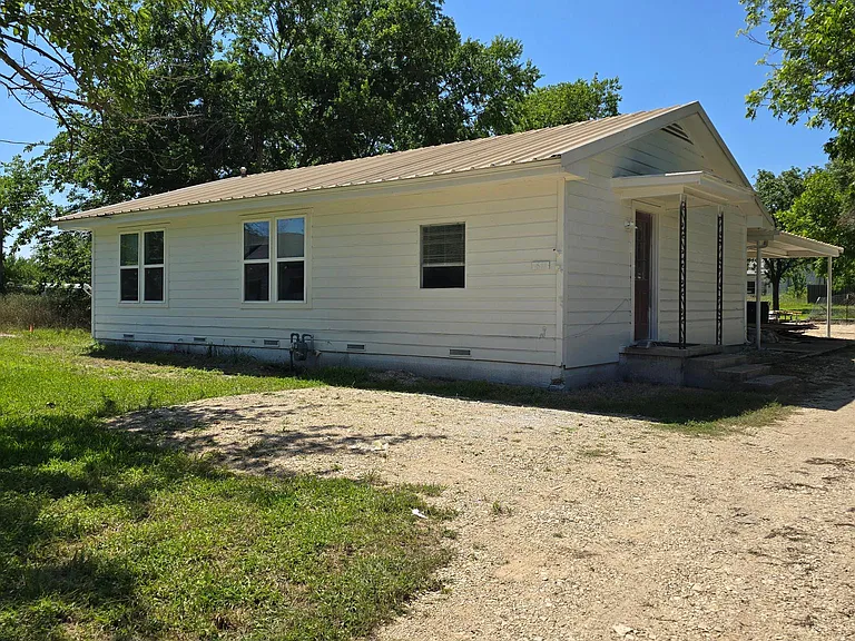 811 E Navarro Ave — Photo 2