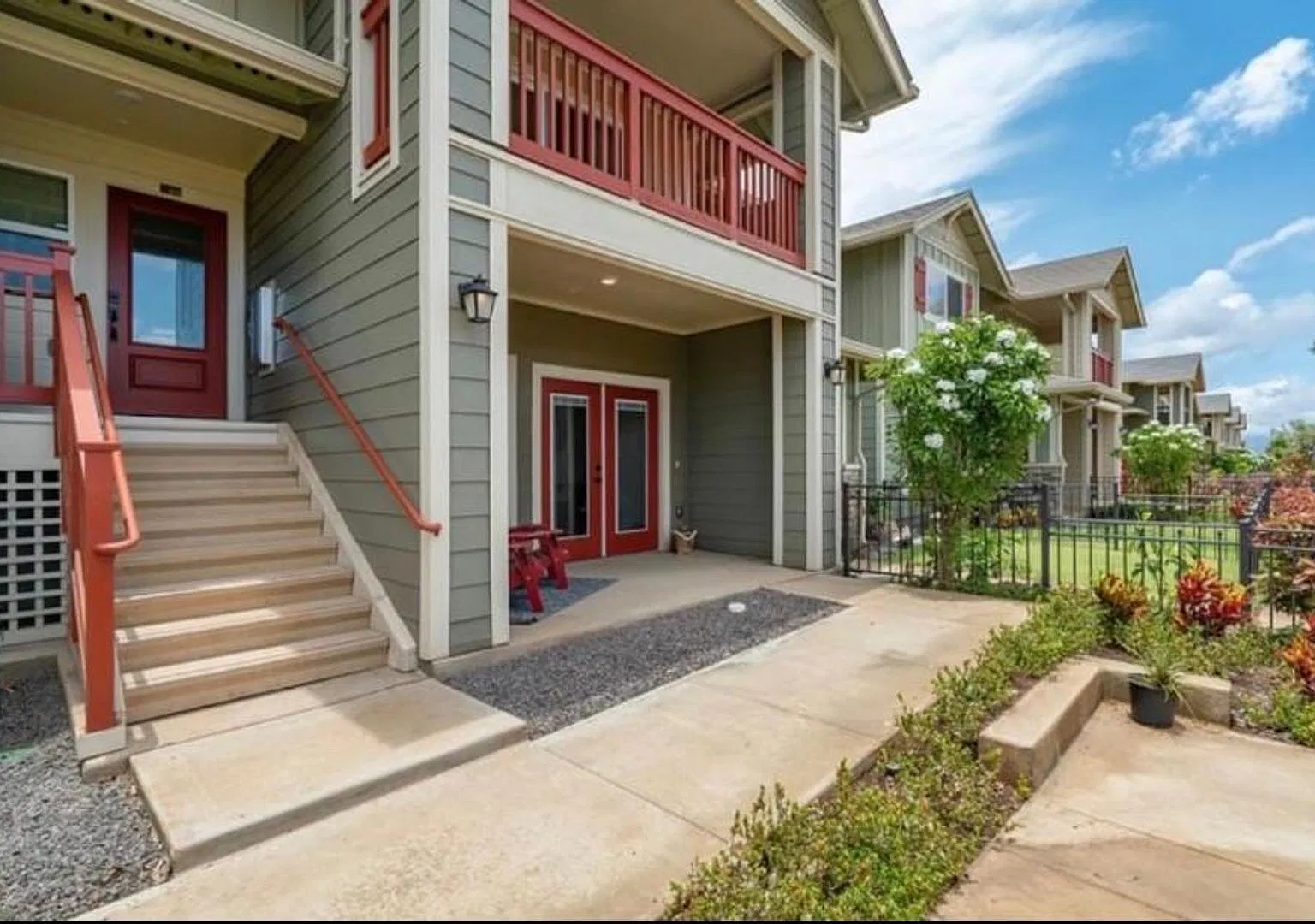 3 bedroom, 3 bath townhome in Ewa with 5 parking stalls! — Photo 1