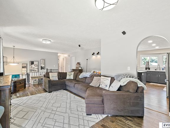 4th image of 4932 Bernadette Ave