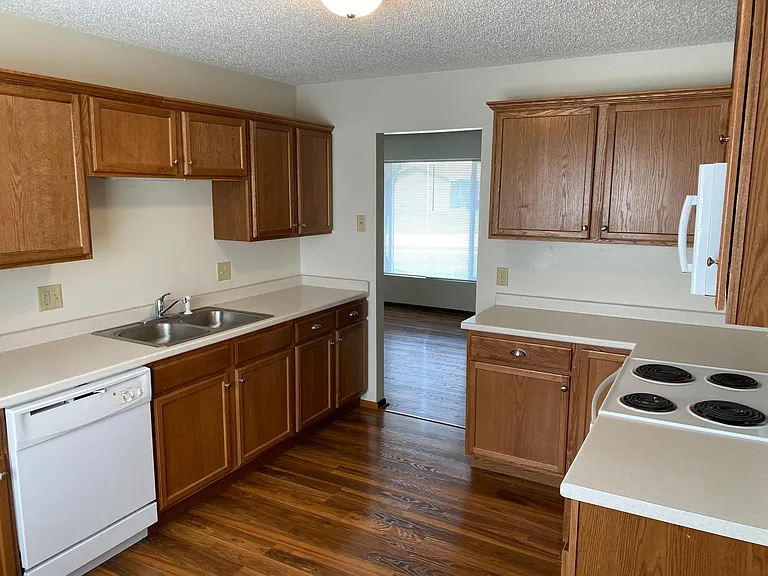 1302 W Washington Ave — Photo 3