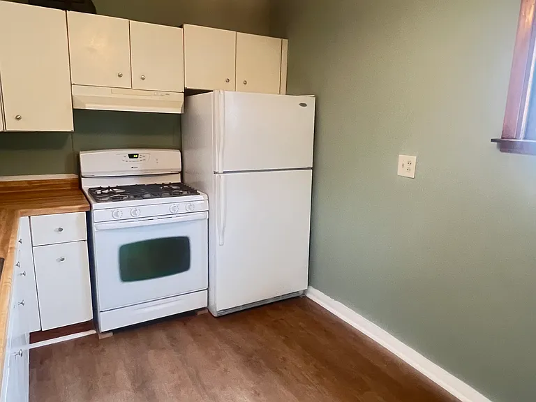 278 E 4th St #1 — Photo 4