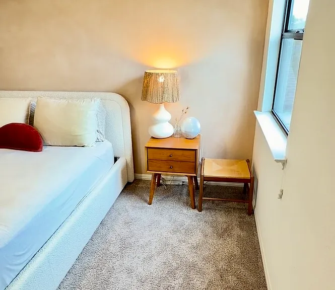 Second floor bedroom, queen bed, private bathroom en suite