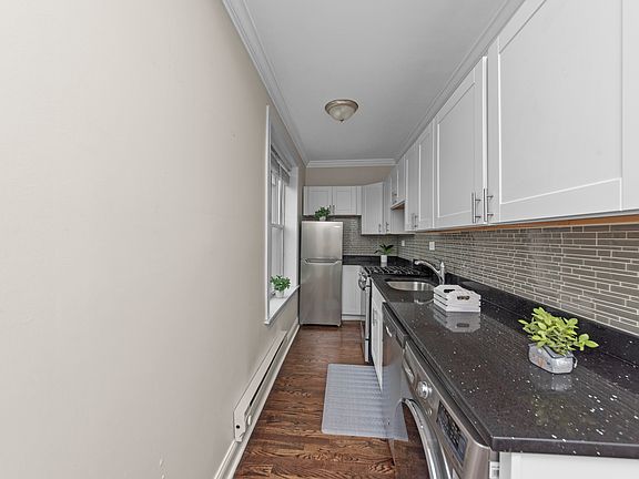 2nd image of 915 W Waveland Ave #923-3B