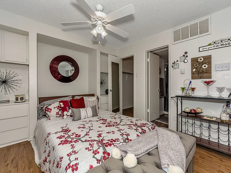 Centerpoint Apartments — Photo 28