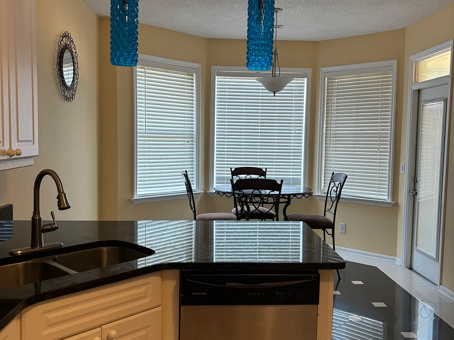 5 bed, 2.5 bath, 2975 sqft, $2,800 — Photo 2