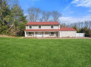 10 Mont Avenue, Dix Hills, NY 11746