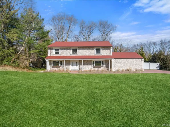 10 Mont Avenue, Dix Hills, NY 11746