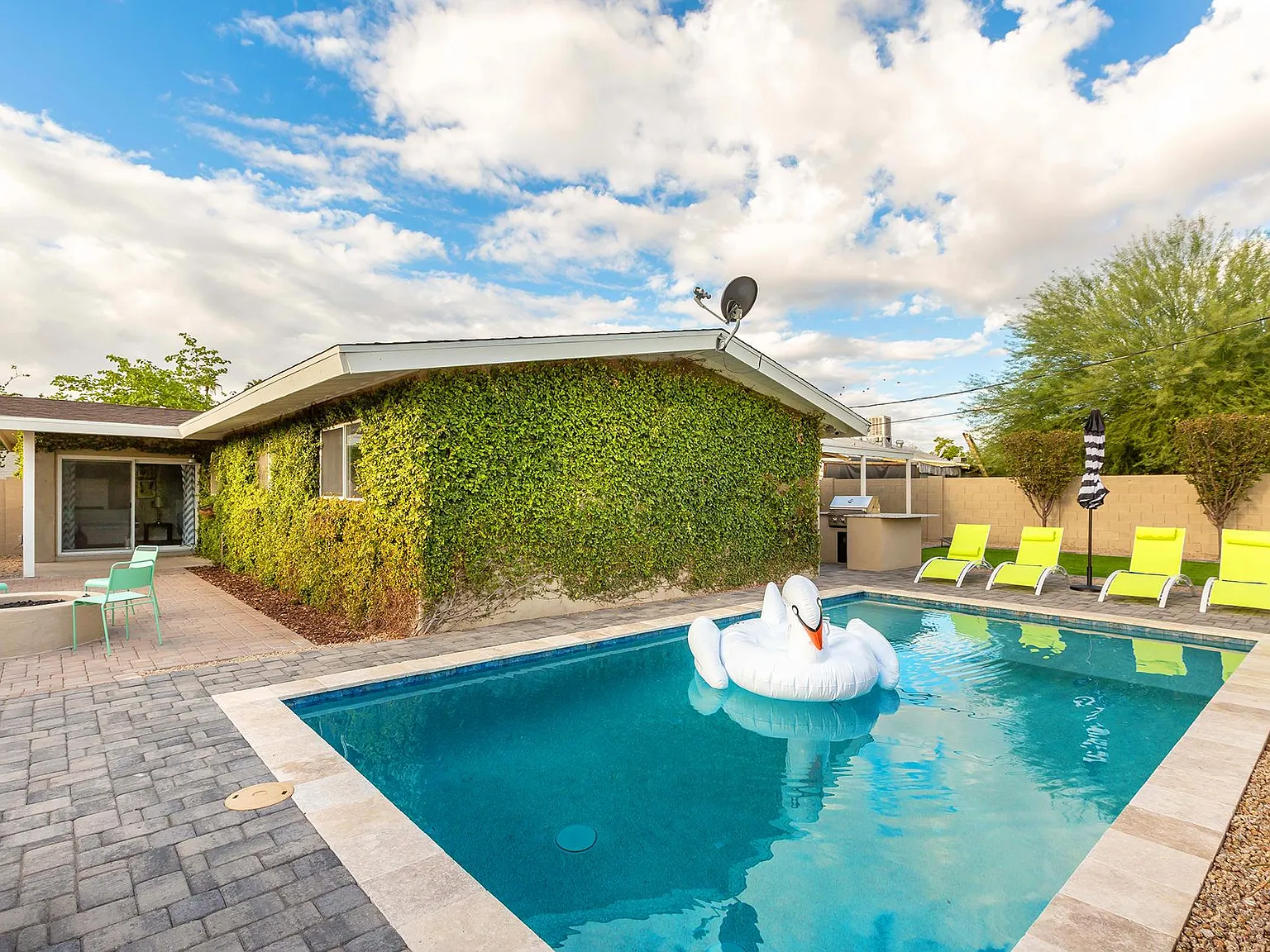 5 bed, 1984 sqft, $8,880 — Photo 1