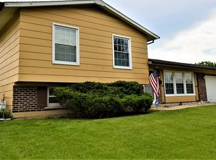 101 Heine Dr, Streamwood, IL 60107