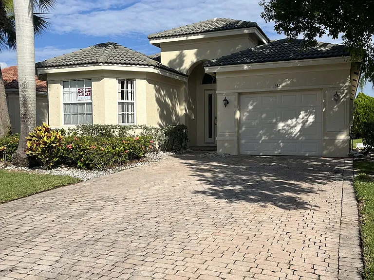 642 NW Stanford Ln — Photo 2