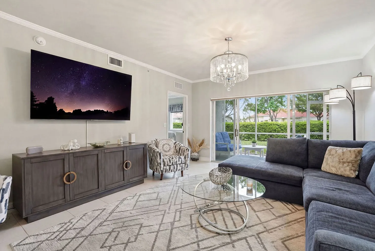 3 bed, 2.0 bath, 1420 sqft, $4,470 — Photo 2