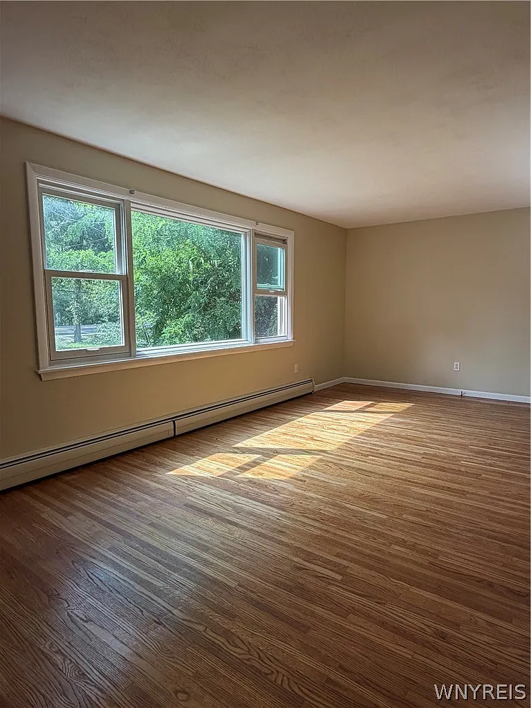 3 bed, 1.5 bath, 2688 sqft, $2,300 — Photo 2