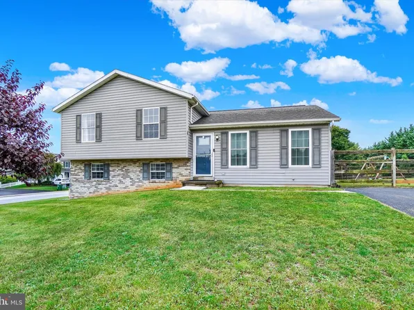 131 Switchpoint Dr, Stewartstown, PA 17363