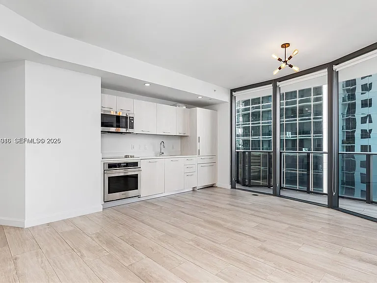49 SW 9th St — Photo 4