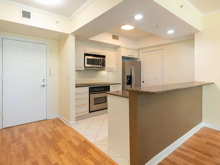 401 SW 4th Ave #401 — Photo 8