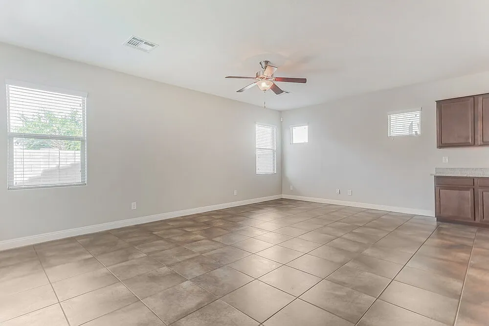 4 bed, 2.5 bath, 2482 sqft, $2,590 — Photo 4