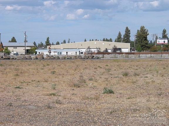 5th image of 631 SE Woodland Blvd