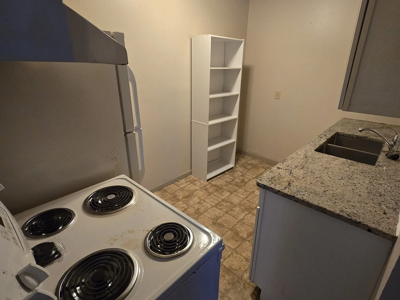 3 bed, 780 sqft, $1,200 — Photo 2