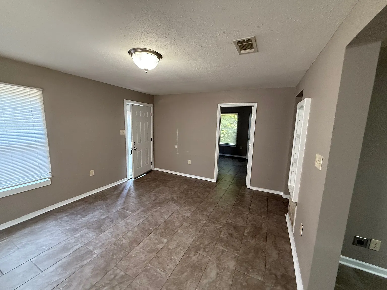 2 bed, 672 sqft, $800 — Photo 2