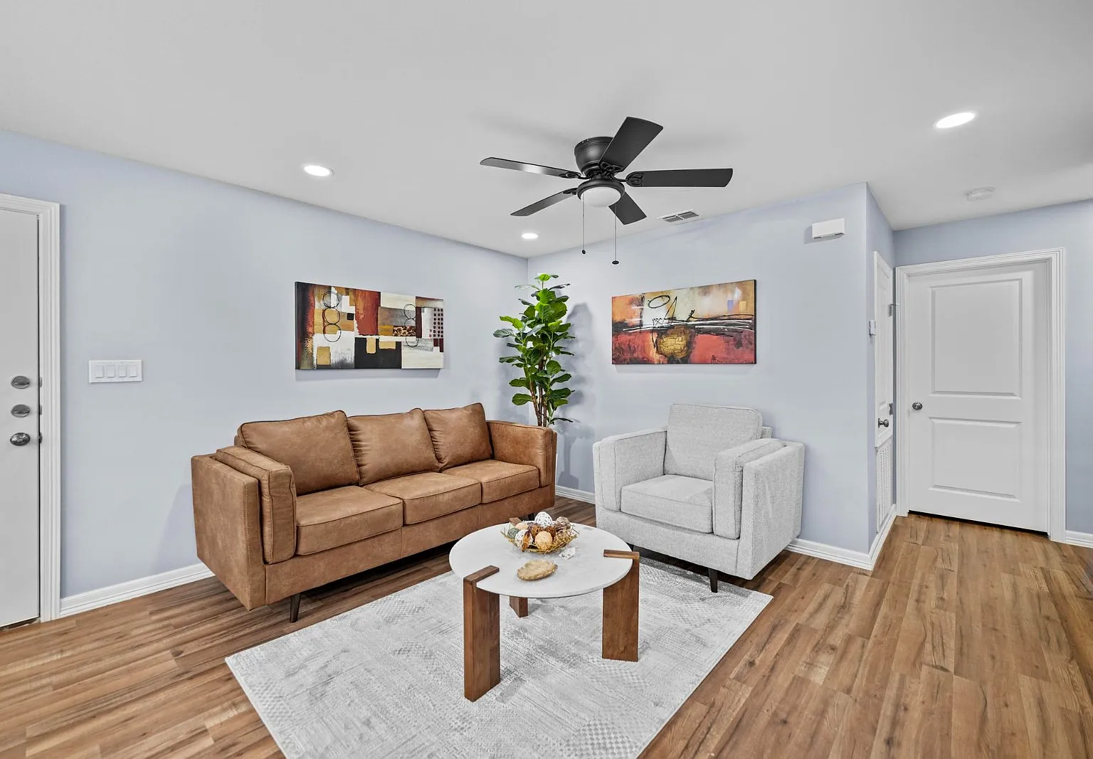 E&J Apartments - C10 — Photo 1