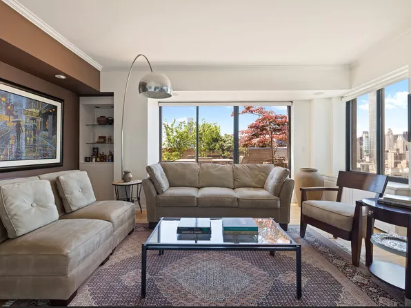 400 East 70th Street image 1 of 13