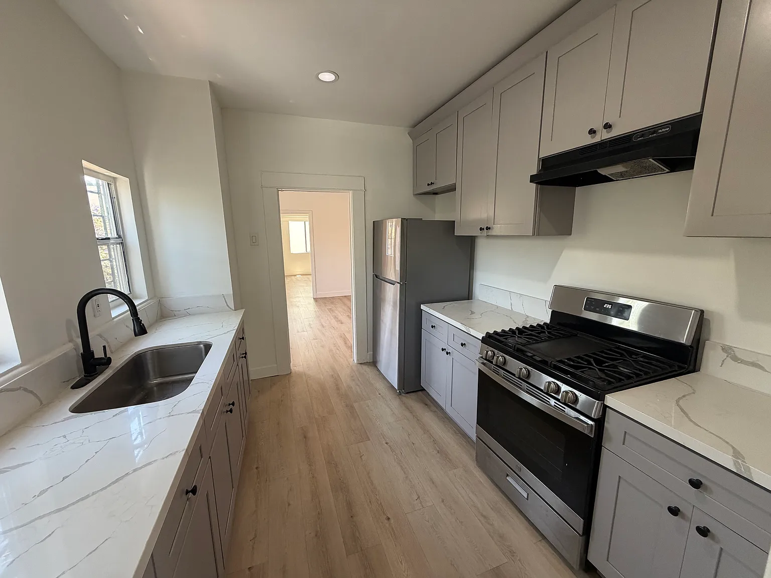 3 bed, 1100 sqft, $3,100 — Photo 2