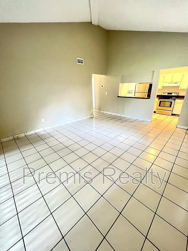 2 bed, 1.0 bath, 752 sqft, $1,595 — Photo 2