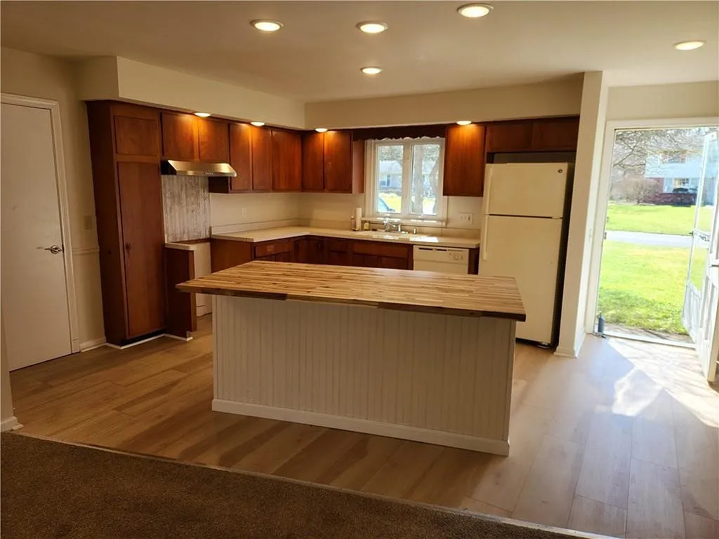 3 bed, 1.0 bath, 1025 sqft, $2,635 — Photo 3