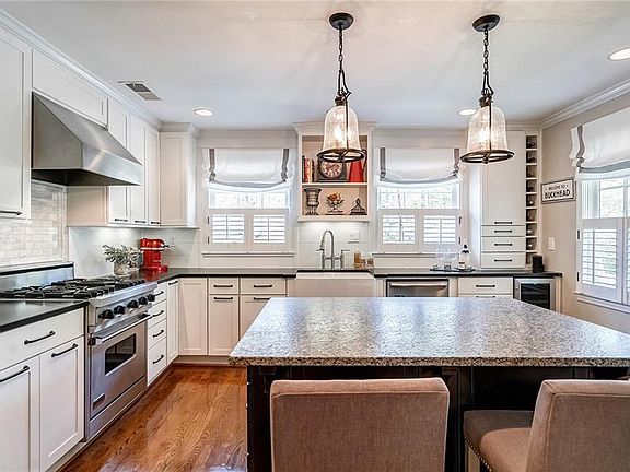 4th image of 749 Woodward Way NW
