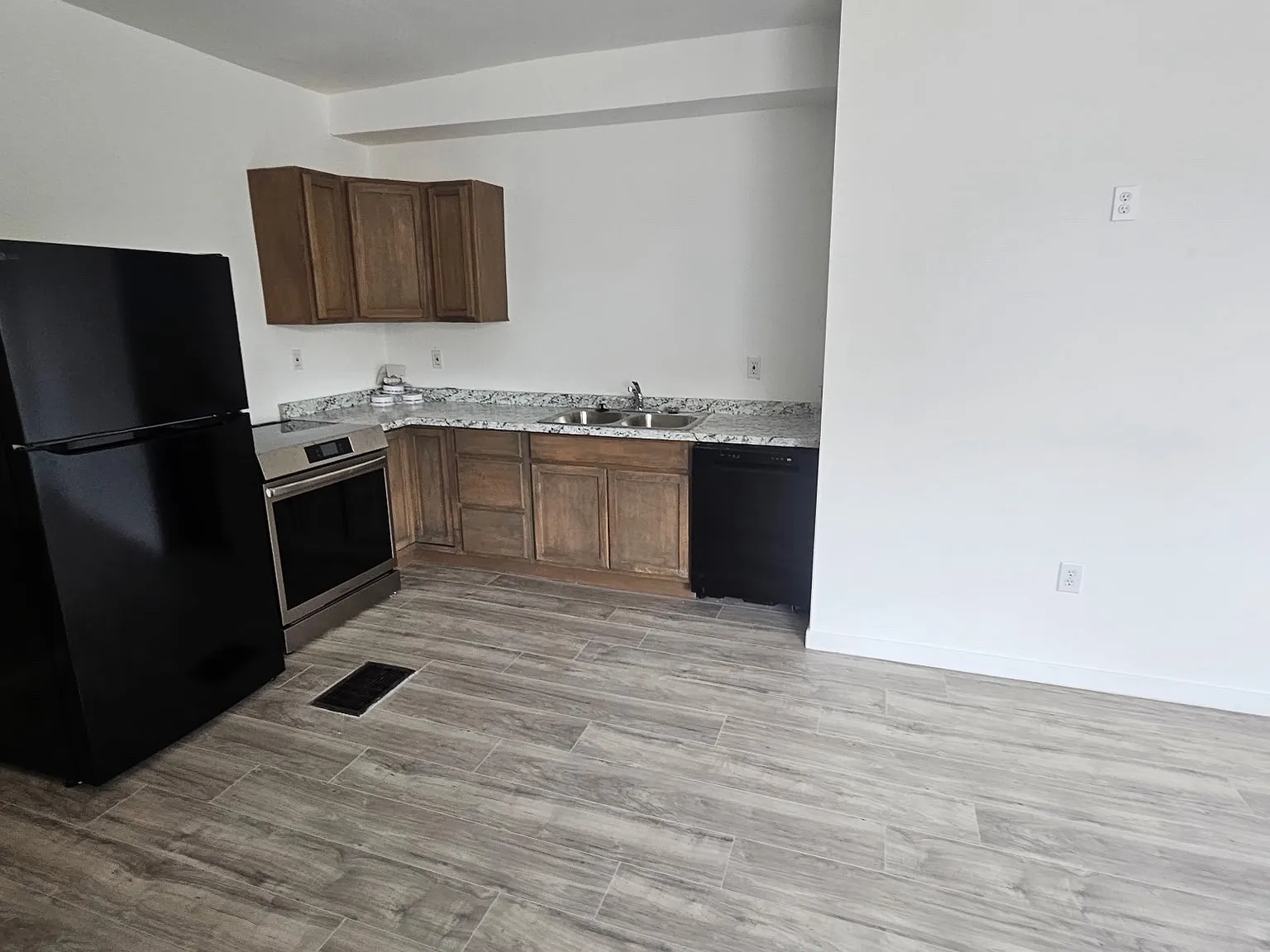 2 bed, 800 sqft, $1,300 — Photo 2