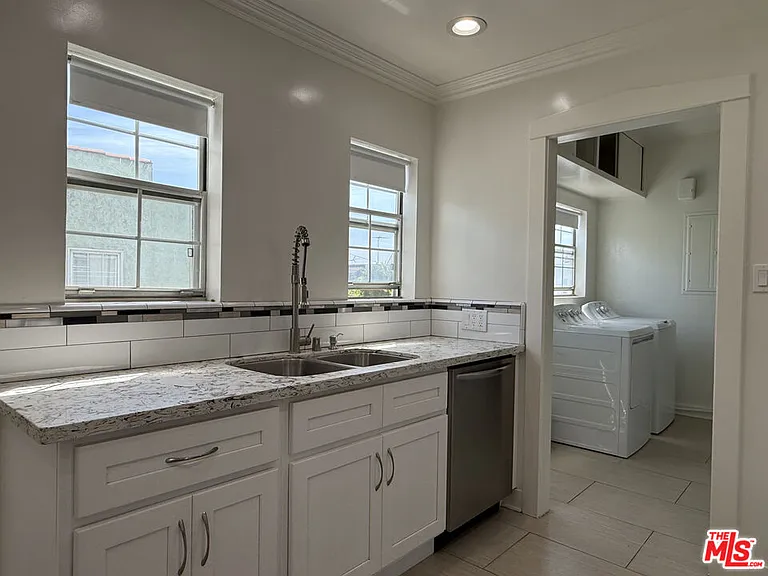 1249 S Tremaine Ave — Photo 23