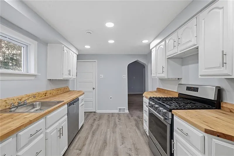 4 bed, 1.5 bath, $1,750 — Photo 2