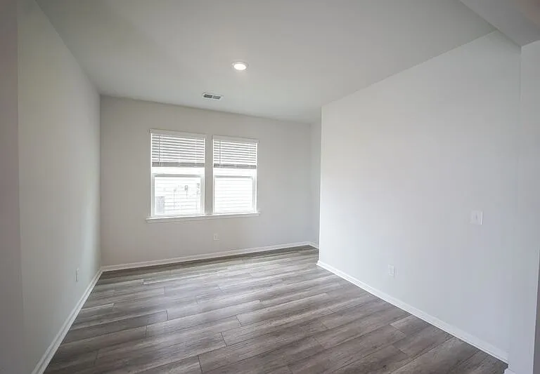 225 Lillian St — Photo 6