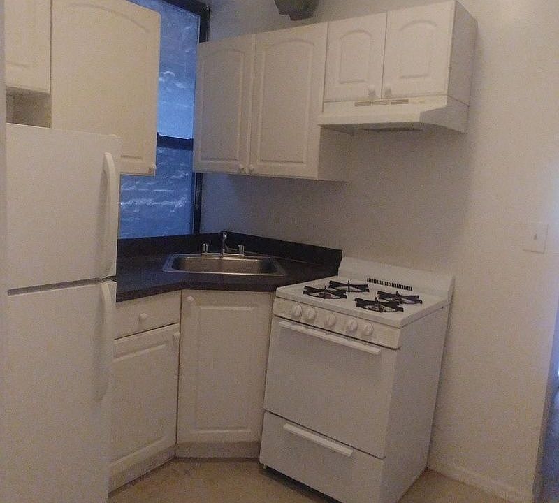 1st image of 142 W 4th St APT 10