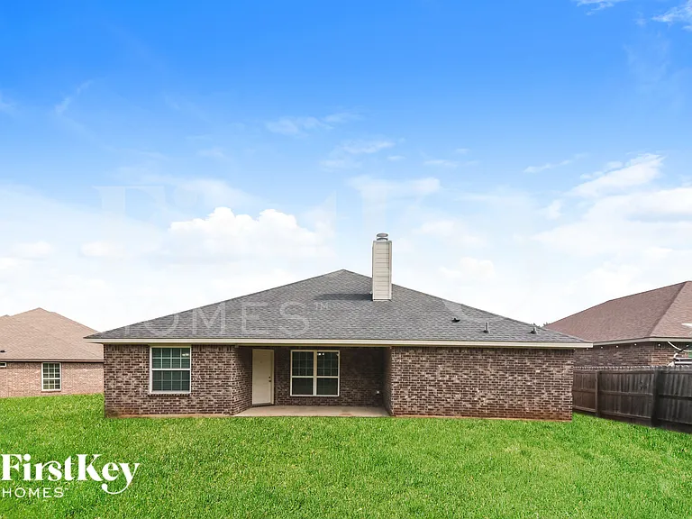 2708 Beverly Dr — Photo 15