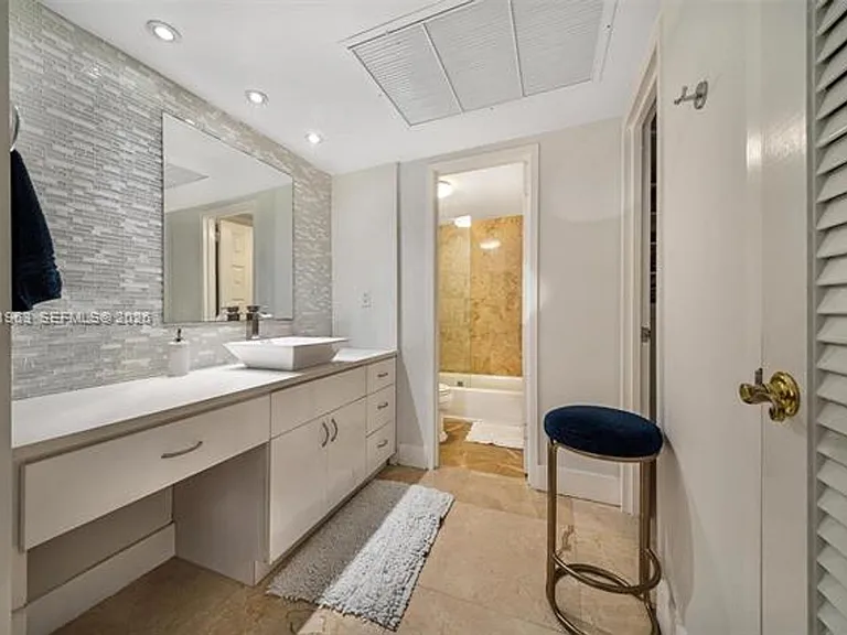 5701 Collins Avenue Cu #1415 — Photo 12