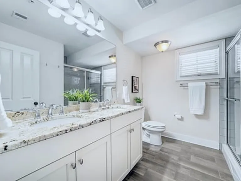 607 W Mulberry St — Photo 9
