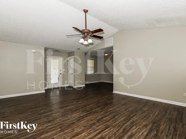 128 Greenleaf Dr — Photo 2