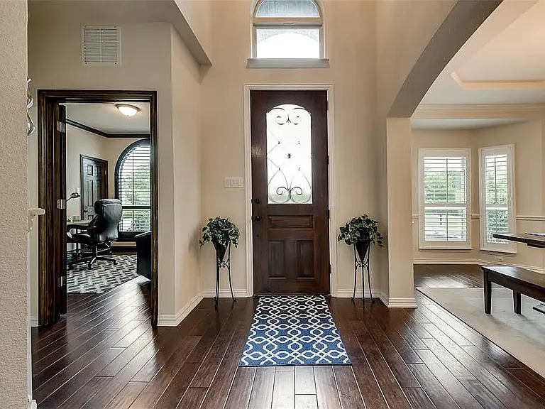 411 Sunnyside Ln — Photo 2