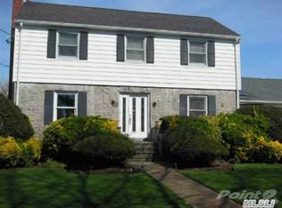 14 Hemlock St, Merrick, NY 11566