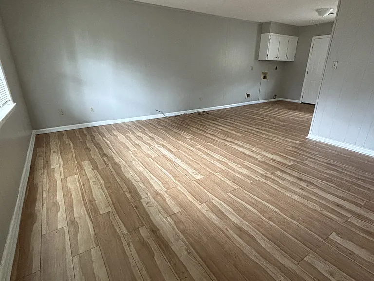 221 College St — Photo 3