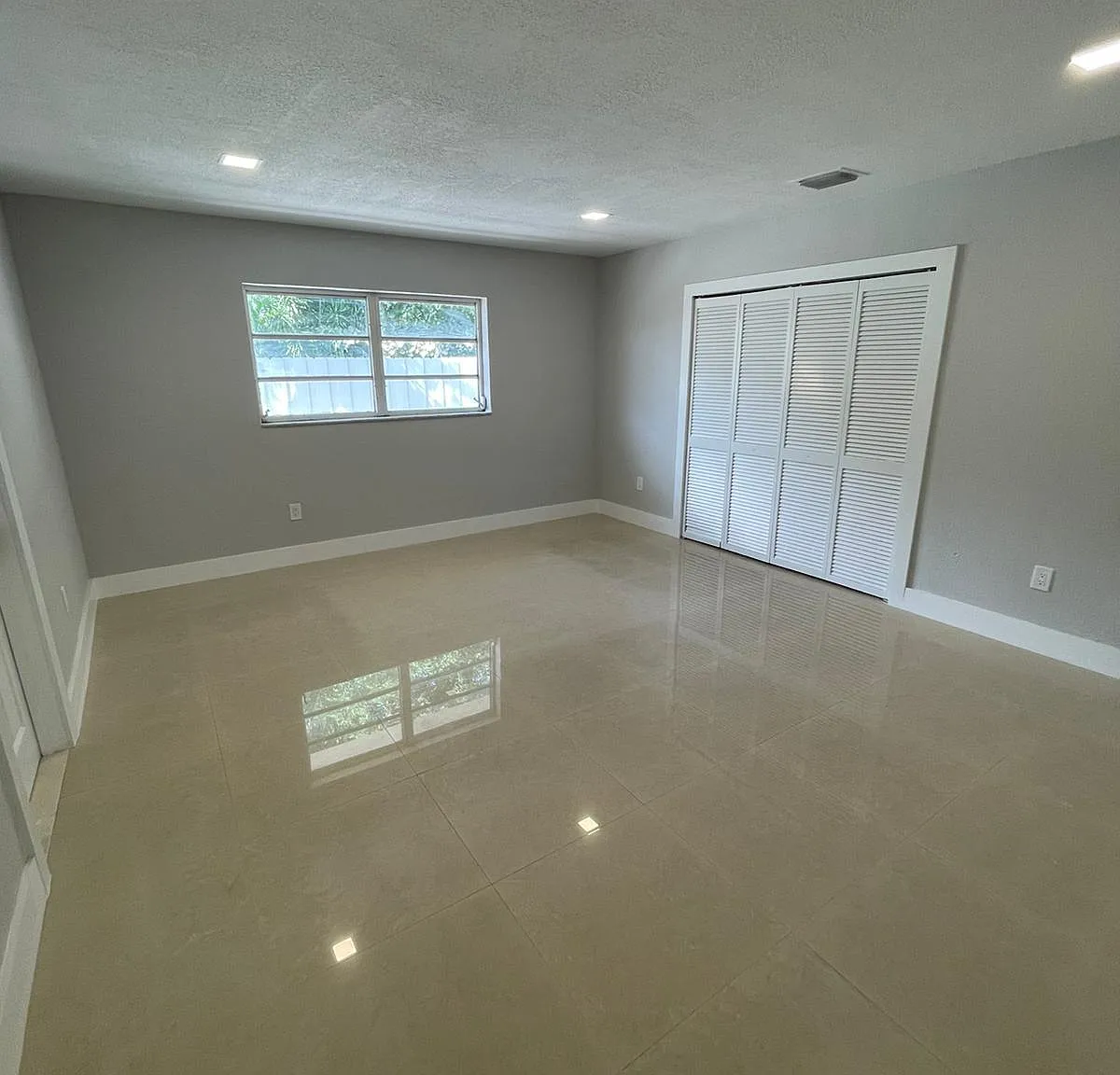 2135 SW 25th St — Photo 2