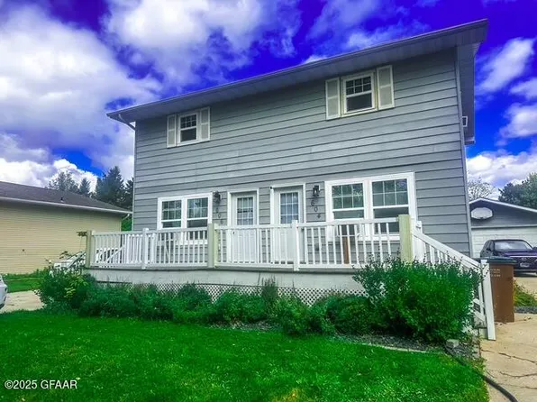 604 21st St NW, East Grand Forks, MN 56721
