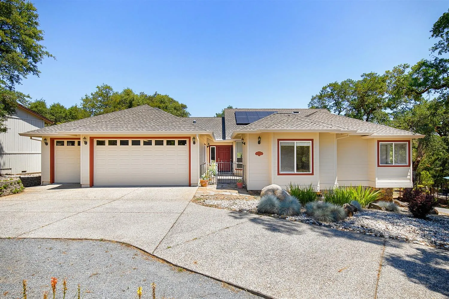18072 Hummingbird Dr photo 1