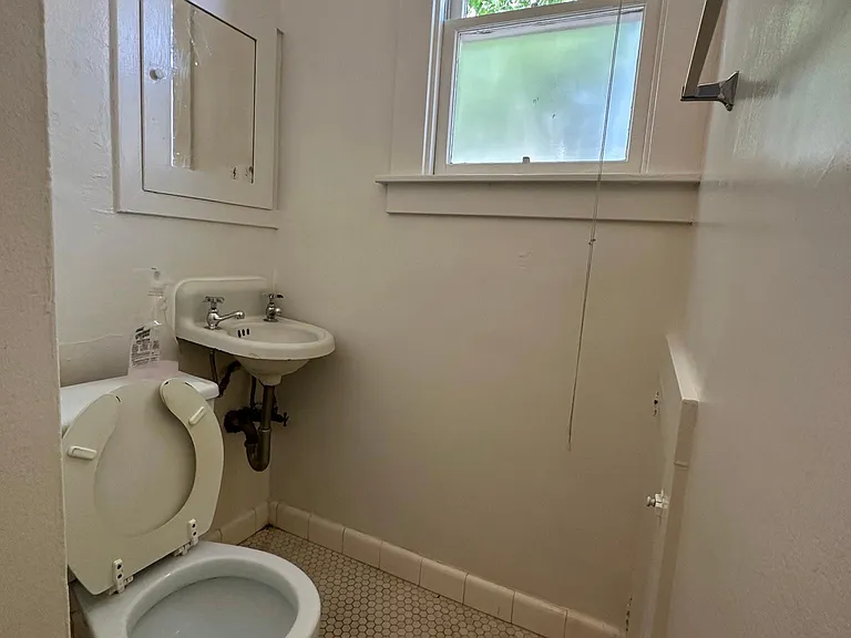 78 Glen Ave #D — Photo 6