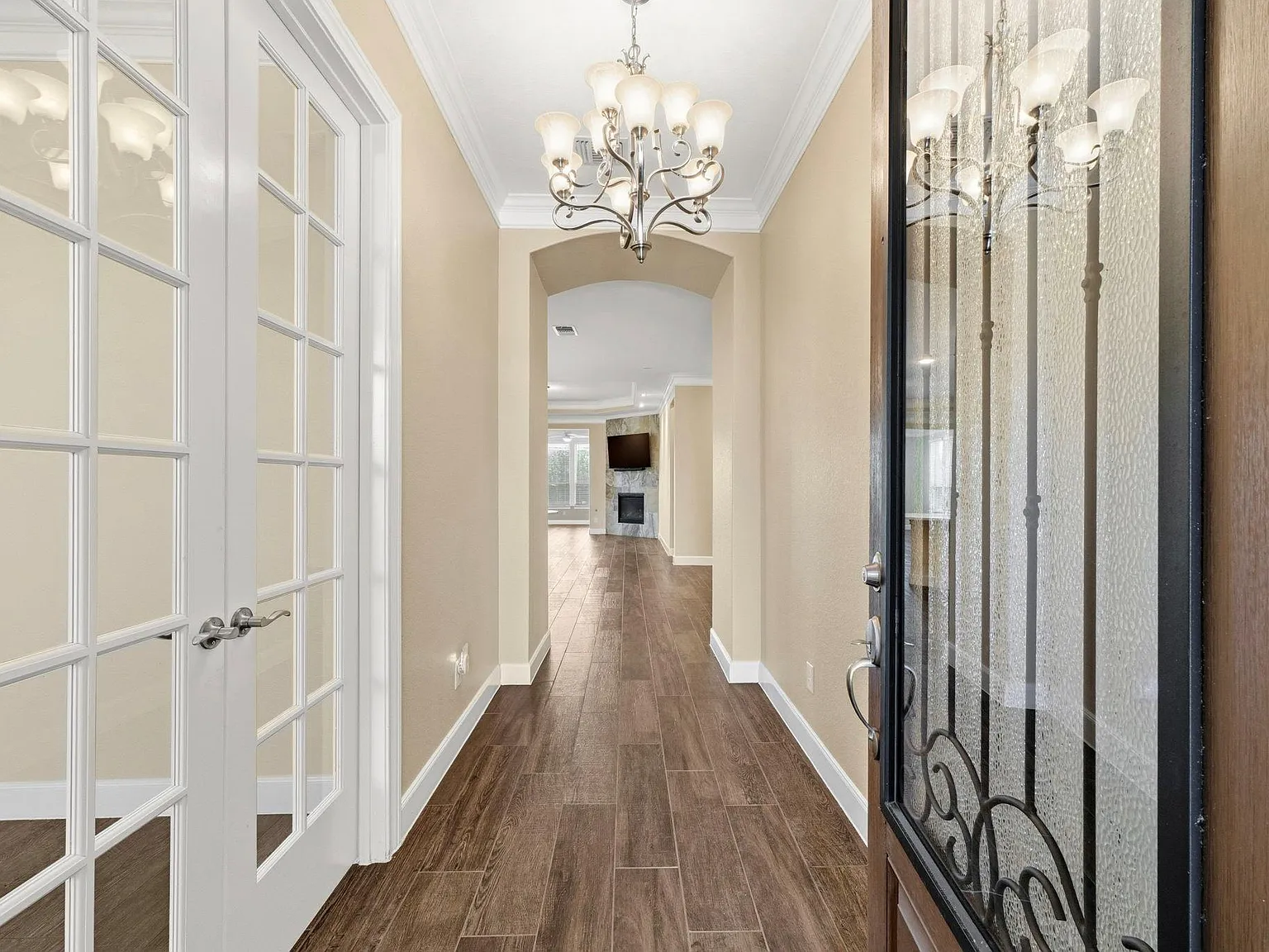 3 bed, 2.0 bath, 2374 sqft, $3,200 — Photo 2