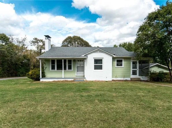 413 E Hemlock St, Yadkinville, NC 27055